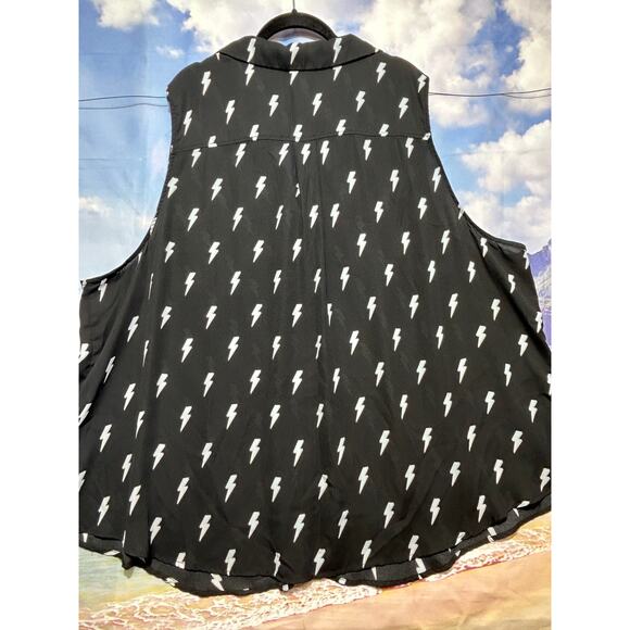 Women's Plus Size 5x Torrid Sleeveless Lightning Bolt Button Up Top - Picture 1 of 5
